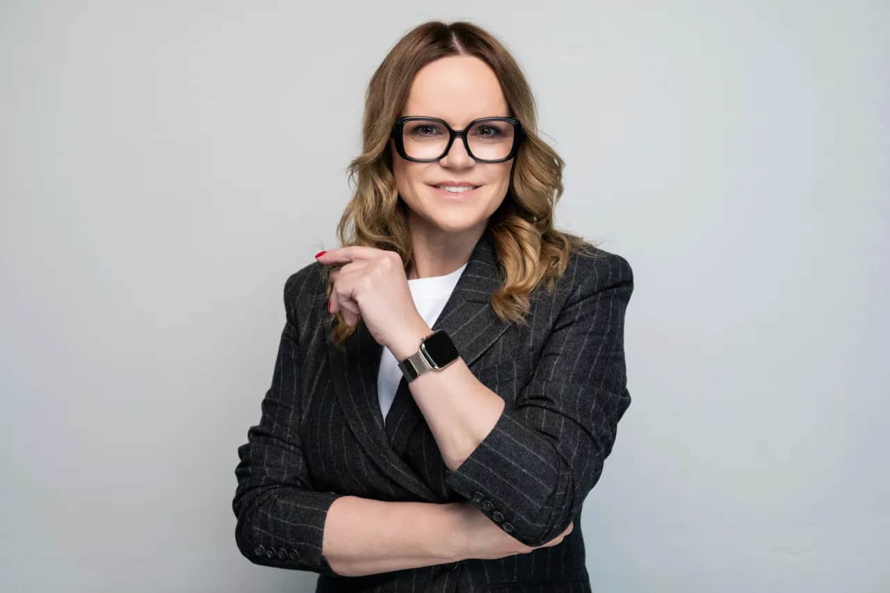 Myślę, że "Dostosowanie wymagań edukacyjnych: poradnik krok po kroku" będzie najlepszym wyborem.